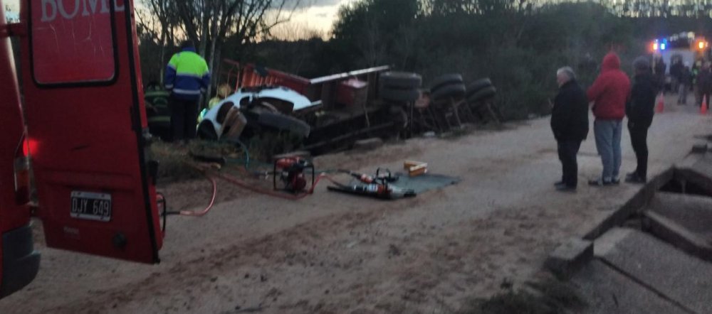Un hombre falleció al volcar un Camión que chocó con una camioneta en un Puente - Vimarsana News