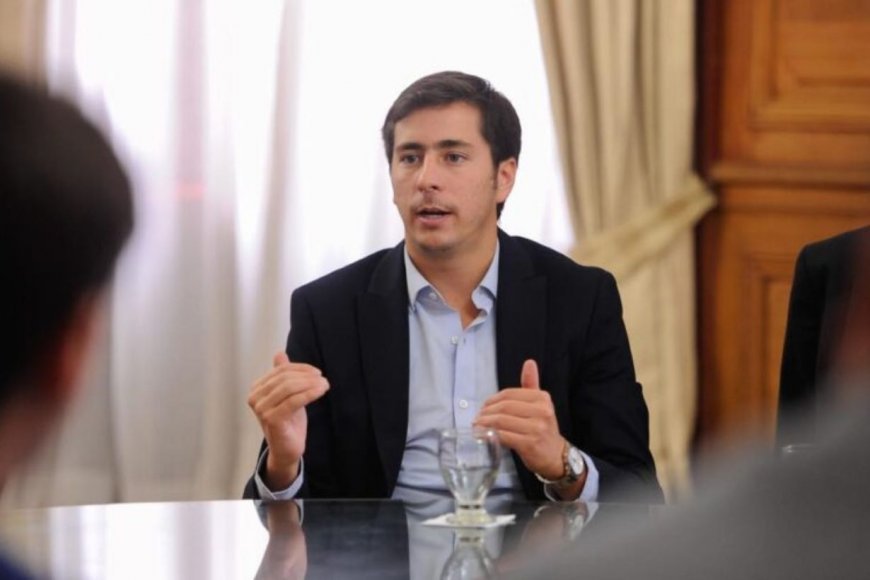 Colello marcó que lo que cobra un funcionario está disponible en internet .La oposición “está en campaña”