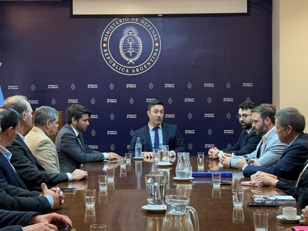 El intendente Azcué se reunió con el Ministro de Defensa Luis Petri