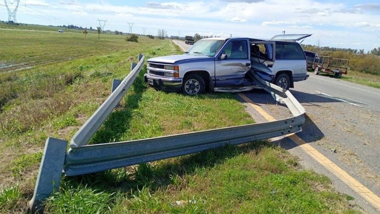 Impactante accidente: una camioneta despistó y tras el choque fue atravesada por el guardarrail