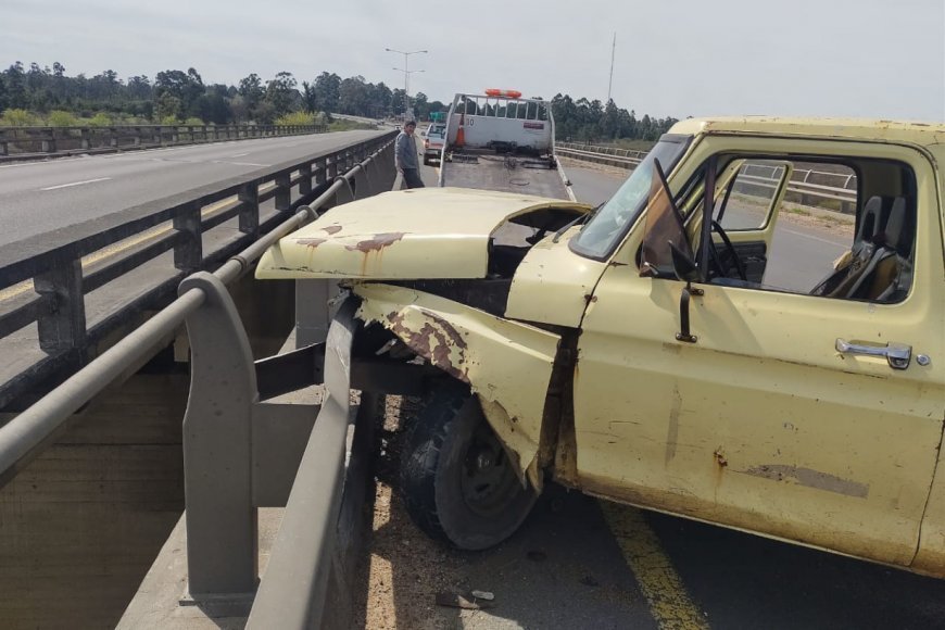 Un pozo en la ruta hizo que rompiera su camioneta y chocara contra una baranda.