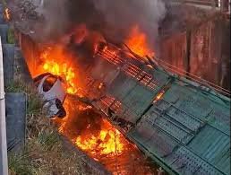Un camionero murió cuando su vehículo cayó y se incendió en un puente de la Ruta 14.