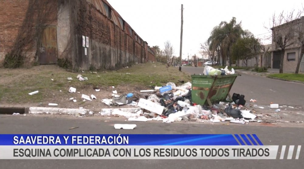 Reclamo por gran cantidad de basura en una esquina 