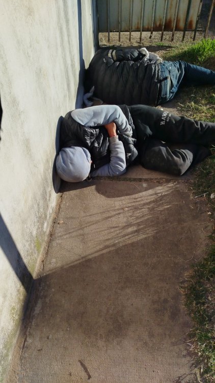 Ladrón que se duerme... se lo lleva la Policía.
