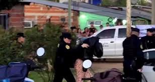 Una joven murió apuñalada y la autora sería una adolescente.