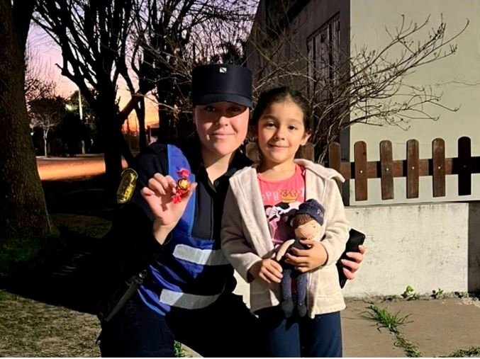 Emotivo gesto: niña entrerriana admira a los policías y les obsequió chocolates.
