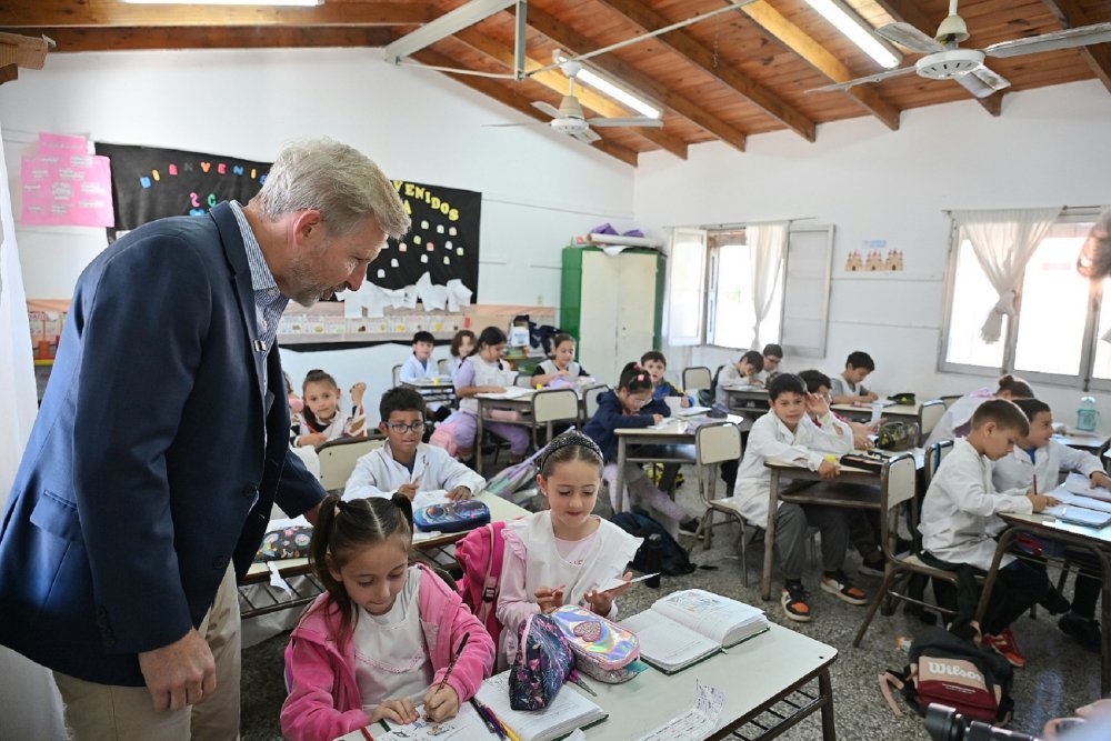 Frigerio recorrió una escuela recientemente refaccionada en cerca de Concordia