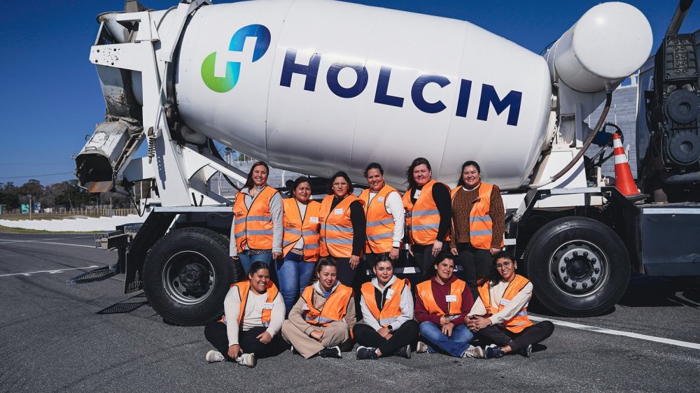 Más de 20 mujeres certificadas como Conductoras Profesionales de Transporte de Carga con especialidad en camión mezclador