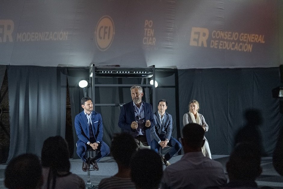 El gobierno provincial lanzó un plan para incorporar innovación tecnológica en las aulas