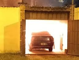 Tenía el auto en el garaje, lo puso en marcha y se le prendió fuego.