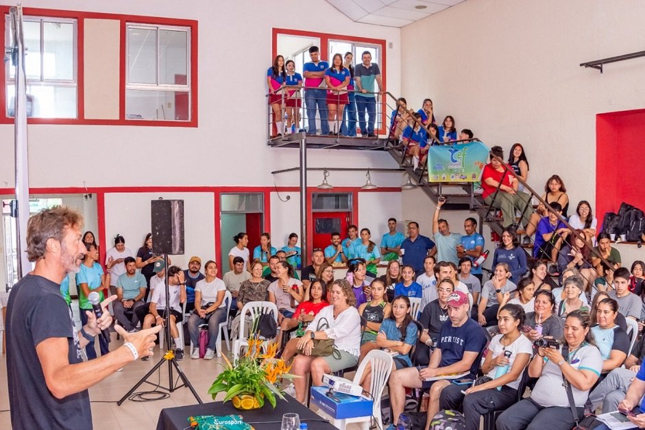 Docentes participaron de una clínica de natación dictada por José Meolans en La Paz