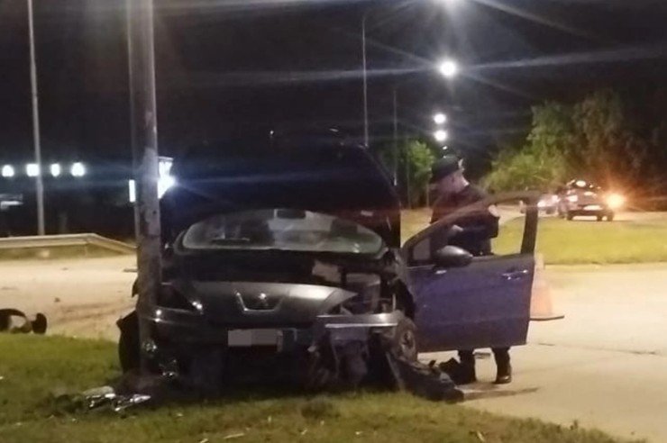 Violento impacto contra una columna de alumbrado en la rotonda de Villa Adela.