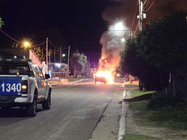 Un automóvil se incendió en la vía pública.