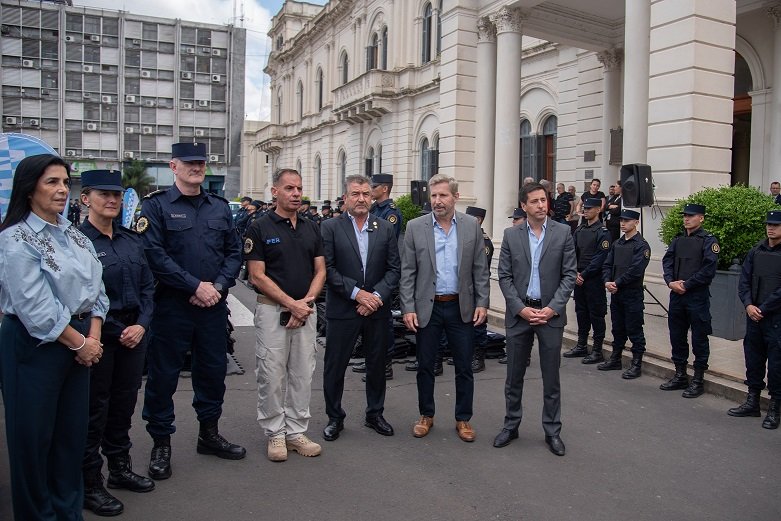 Frigerio distribuyó 1300 chalecos antibalas a la Policía para reforzar la prevención y cuidado de los agentes