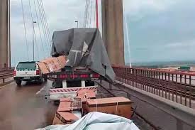 Chocaron tres camiones sobre el puente Zárate - Brazo Largo.