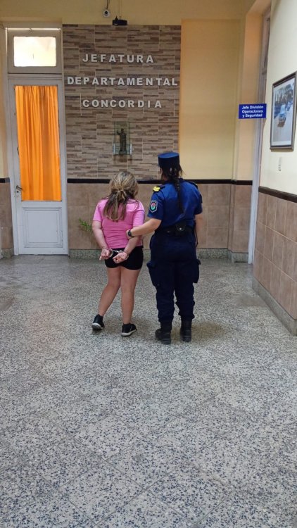 Mujer detenida por Atentado y Resistencia a la Autoridad.