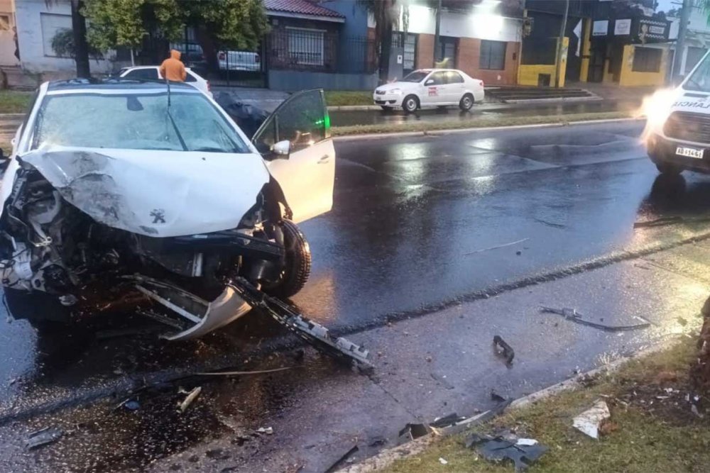 Murió un hombre en Boulevard San Lorenzo. Perdió el control del auto y chocó con una palmera.
