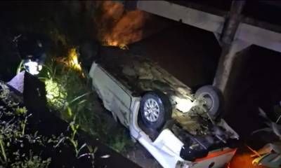 Despiste en Ruta 18: una camioneta cayó bajo un puente y el conductor sufrió heridas graves