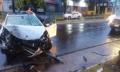 Murió un hombre en Boulevard San Lorenzo. Perdió el control del auto y chocó con una palmera.