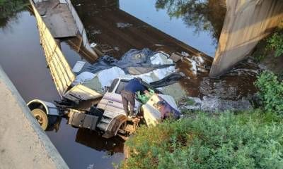 Camión cayó al agua tras impactar contra el guardarrail en la RN 14.