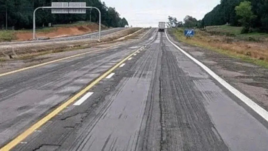 Vialidad sigue multando a Caminos del Río Uruguay: detectó más de 80 baches en la ruta 14