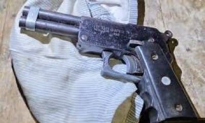 Villa Adela: allanamiento por amenazas terminó con el secuestro de un arma y una mujer detenida.