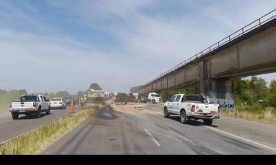 Accidente entre dos camiones en la Ruta Nacional 12 .Demoras por circulación asistida.