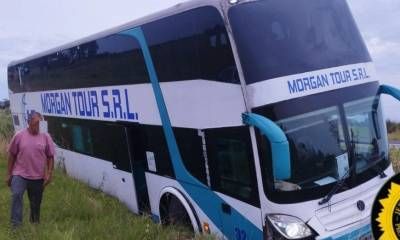 Estamos todos locos...choferes de un micro a las piñas en plena marcha. El micro termino empantanado en la banquina.