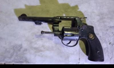 Molesto por los ruidos en la casa de una vecina, efectuó disparos al aire y terminó detenido