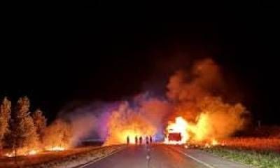Se incendió por completo un camión que transportaba madera en la autovía nacional 14.