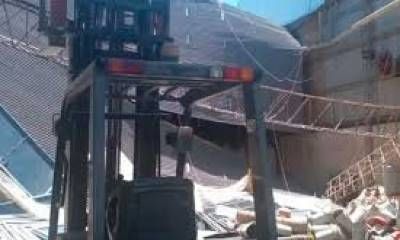 Colocaban paneles solares cuando la estructura se desplomó. Hay 4 heridos y uno está grave.