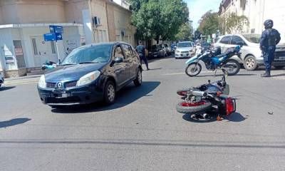 Colisión entre un auto y una moto en Corrientes y Pellegrini.