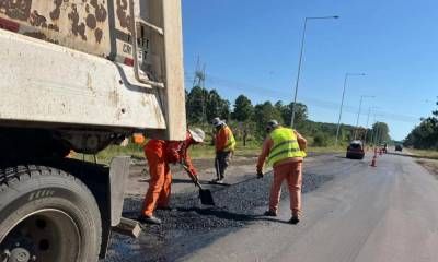 Realizan tareas de reparación en el camino que lleva al Lago de Salto Grande