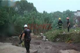 Familia arrastrada por la corriente: rescataron a tres integrantes y buscan dar con madre e hija.