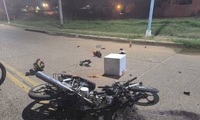 Violento accidente de tránsito entre una moto y un automóvil