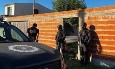 Golpe al narcomenudeo en Benito Legerén: siete jóvenes detenidos y 25 personas identificadas tras ocho allanamientos.