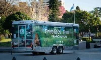 La Oficina Móvil de Turismo recorre las fiestas entrerrianas con una propuesta interactiva.