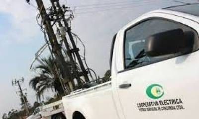 Como consecuencia de la caída de un rayo se cortó una línea de media tensión.