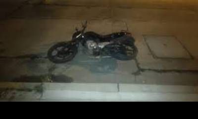 Siniestro vial en la madrugada: chocaron dos motos y una pareja se dio a la fuga.