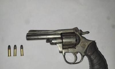 Secuestran un arma, una bicicleta y detienen a dos personas