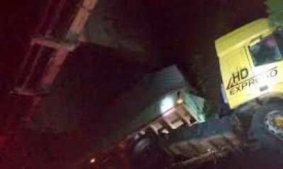 Camión de gran porte despistó y cayó debajo de un puente en la Autovía 14.