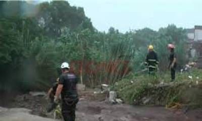 Familia arrastrada por la corriente: rescataron a tres integrantes y buscan dar con madre e hija.