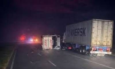 Autopista Rosario-Córdoba: tormenta provocó el vuelco de al menos diez camiones.