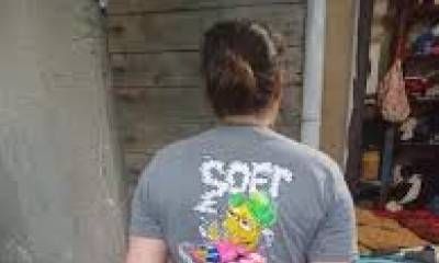 Escándalo y sangre: mujer detenida  por lesiones con arma blanca y rotura de un vehículo.