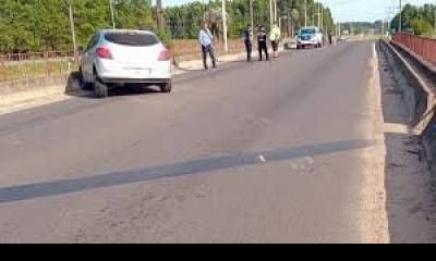 Se habría quedado dormido al volante y chocó contra el borde del puente en Ruta 22.