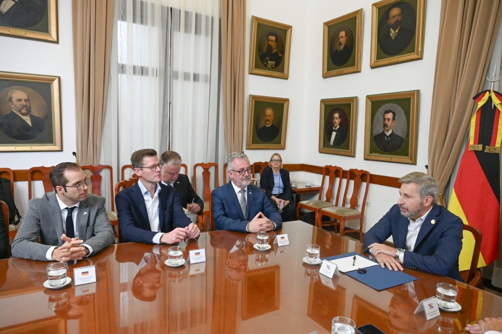 Frigerio busca afianzar vínculos económicos y culturales con Alemania