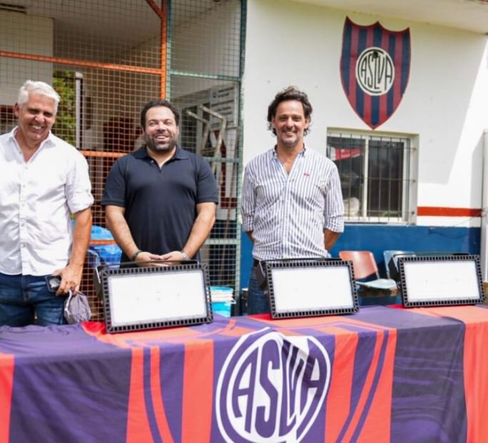 Enersa entregó luminarias al Club San Lorenzo de Concordia para mejorar el uso de su cancha