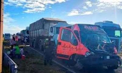 Un choque en cadena en el puente Victoria-Rosario involucró cinco vehículos y dejó ocho hospitalizados.