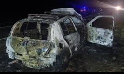 Incendio total de un automóvil en el acceso a General Campos.