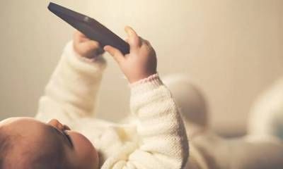 Revelan que el 72% de los bebés interactúa con dispositivos digitales antes de cumplir un año